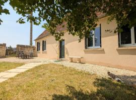 Charmante maison avec jardin, proche de George Sand, circuit auto, hippodrome, plans d'eau et nature. - FR-1-591-320, Hotel in Thevet-Saint-Julien