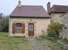 Maison de Caractère Rénovée avec Jardin, Terrasse, et Proche du Château Guillaume - FR-1-591-131, hotell sihtkohas Lignac