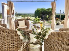 Maison rénovée à la ferme avec jardin privé, WI-FI, pêche, balançoire, trampoline - Brem-sur-Mer - FR-1-426-103, hotel i Brem-Sur-Mer