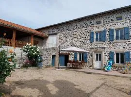 Ferme du XIXe siècle avec cour fermée et terrasse, proche des gorges de la Loire et du Puy-en-Velay - FR-1-582-187