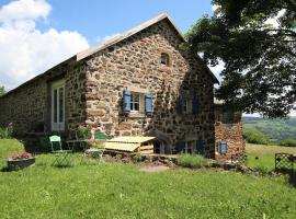 Location authentique avec cheminée et toit de chaume, proche nature et activités à St-Front - FR-1-582-291, Hotel in Saint-Front