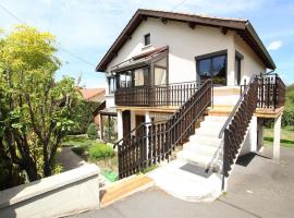 Gîte rénové avec terrasse près de Retournac - FR-1-582-248 – hotel w mieście Retournac