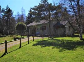 Petit Gîte Enchanté au Cœur de la Forêt du Meygal, Proche du Lac Bleu - FR-1-582-272, Hotel in Champclause