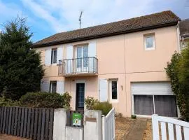 Maison cosy à Sully-sur-Loire, 5 chambres, terrasse, parking, draps et chauffage inclus - FR-1-590-220