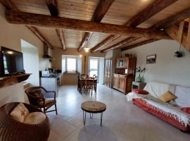 Gîte rénové au cœur de l'Auvergne - FR-1-582-336, hotel in Arlempdes