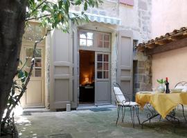 Cocon au cœur du Puy-en-Velay avec cour privée et WIFI - FR-1-582-325, Hotel in Le Puy-en-Velay