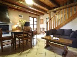 Charmante maison en pierres avec terrasse, proche cité médiévale, nature et lac - FR-1-582-19