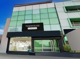 Townhouse Mohali Bus Terminal Formerly Hotel Hm Crystal