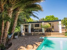 Sunny Poolside Escape in Somerset West, hotel i Somerset West