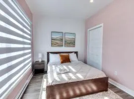 Modern Comforts 3 Bedroom & Full Kitchen & Wifi & Easy Montreal Access