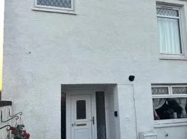 OakHouse- Entire 3 Bedroom Terrace House with Free Parking