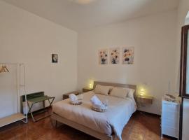 Charming Home with Private Patio near Swiss Border and Transport - Daisy, Loggiadeifiori, hôtel à Côme