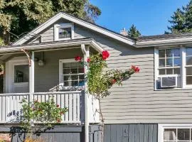 Charming Beach Cottage with Ocean Views & Sauna