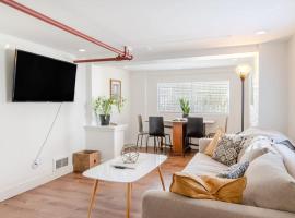 Cozy Private Urban Oasis - The Ballard Bungalow，位于西雅图的酒店