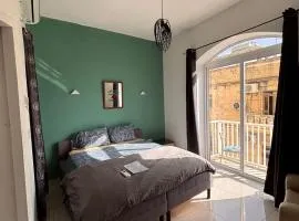 Next to beach Sliema Stay, Cozy, Air-Conditioned, Self Check-In