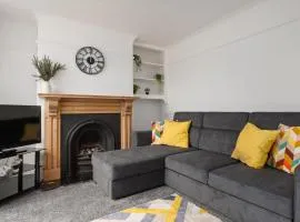 Cosy Grimsby House with Free Parking