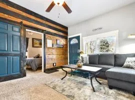 Cozy Downtown Retreat with Private Yard, Fire Pit, Queen Suite, Full Kitchen, Office Space, Fast WiFi, and Easy Walk to Restaurants and Local Trails
