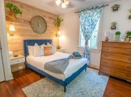 Pelican Hideaway - Charming Home & Entire Backyard