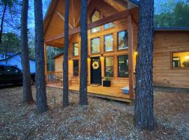 The Stunning Shady Creek Cabin, vacation home in Broken Bow