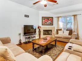 Explore Houston & Beyond! Spring Home w/ Backyard, отель в городе Спринг