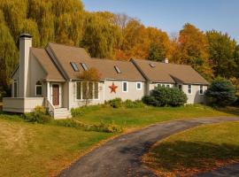 Large Villa 5 Beds, 3 Baths, Firepit, Cozy Stay, Hotel in Fort Edward