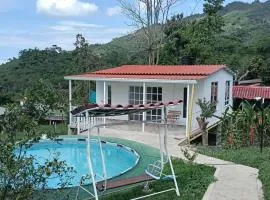 Casa campestre con piscina privada cerca de Villeta