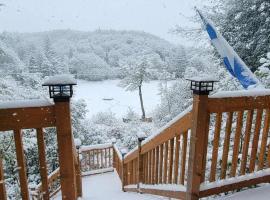 Serenity Tree house on the lake, hotel in Huberdeau
