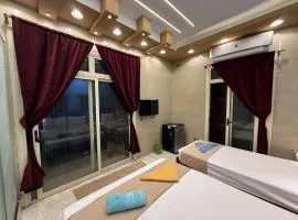 Cairo-Plaza, Halo Hotel