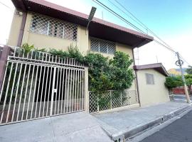 Mountain View Hostel, guest house in Santa Ana