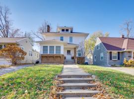 4 MI to Lakes Comfy Family Home with Yard!, hotell i Minneapolis