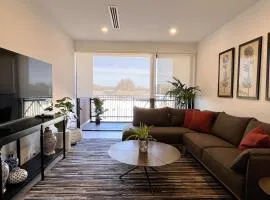 Stylish CBD Retreat with 3BR,3BA,Balcony,2 Parking