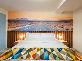 Retro Roadtrip Suite - La Vista Motel