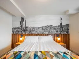 Midnight Cactus Room - La Vista Motel