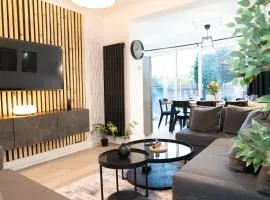 Lush 6BR House - Hot Tub - Private Driveway 2 Cars