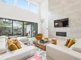 Upscale Modern Living - 4BD 4BA Backyard & Cinema, hotel a Oldham
