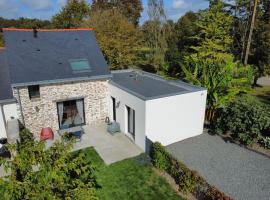 Gîte familial rénové près du Canal de Nantes avec jardin, terrasse, wifi et chambres mansardées - FR-1-306-1263, hotel in Nort-sur-Erdre