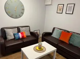 Rare 4 en-suite Bedroom Flat with Free Parking and workspace