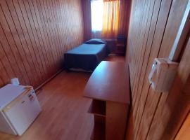 Habitación individual para hombres `, hotel in Concepción