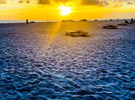 Waterfront Boat Lift Bungalow，位于圣徒皮特海滩的酒店