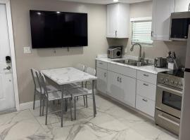 Peace and Tranquility awaits, hótel í Miami Gardens