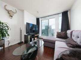 Luxury Condo in Prime Location with Pool & Jacuzzi, hotel em Vancouver