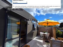 Puriri Tiny Home, villa in Orewa