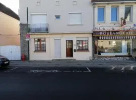 Appartement Familial au RDC, Cour Sud, Parking, à 300m Plage - 2 Chambres, WiFi, Animaux OK - FR-1-376-107