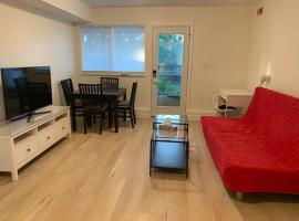 Modern 2-Bedroom suite, hotel din Burnaby