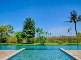 Kinandita Spacious Garden 6 BR Private Pool Villa
