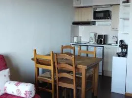 Appartement cosy avec piscine privée et parking à Super-Besse - FR-1-814-163