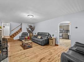 Cozy Farmhouse - Fireplace, Backyard, BBQ, Games - 3 MIN TO CAMELBACK, Hotel in Tannersville