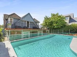 Poolside Stay - Close to Taronga Zoo & Luna Park
