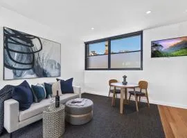 Stylish Studio with Great Amenities near Beachside