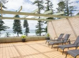 Beachfront Manly Apartment With Balcony & Parking